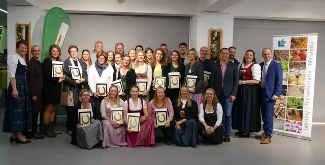 LFI-Obfrau Christine Lintner, LFA-GF Nikola Kirchler, LK-Tierzuchtdirektor Christian Presslaber, Bezirksbäuerin Bettina Aufhammer-Straif und LK-Präsident Josef Hechenberger gratulierten den erfolgreichen Absolventinnen und Absolventen. | Foto: LFA