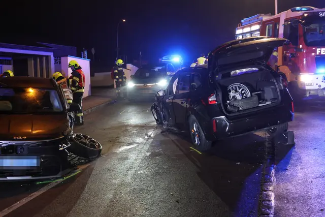 Mitten in Sipbachzell kracht ein schwarzer Kia mit einem schwarzen BMW zusammen - ein Auto landet an der Friedhofsmauer.
