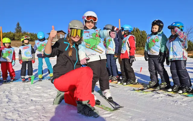 Die Skilehrerinnen und Skilehrer der Skischule Feuerkogel standen den Kids zur Seite. | Foto: Hörmandinger