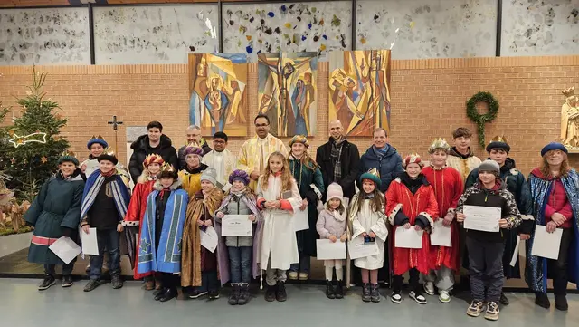 Mit Stern und Segensspruch ziehen die Sternsinger durch die Straßen von Bad Sauerbrunn. Ihre Mission ist klar: Freude schenken, Segen bringen und Projekte weltweit unterstützen. Was zunächst nach einer kleinen Tradition aussieht, ist in Wirklichkeit eine große Aktion voller Engagement, Planung und Gemeinschaft. | Foto: Pfarre Bad Sauerbrunn 