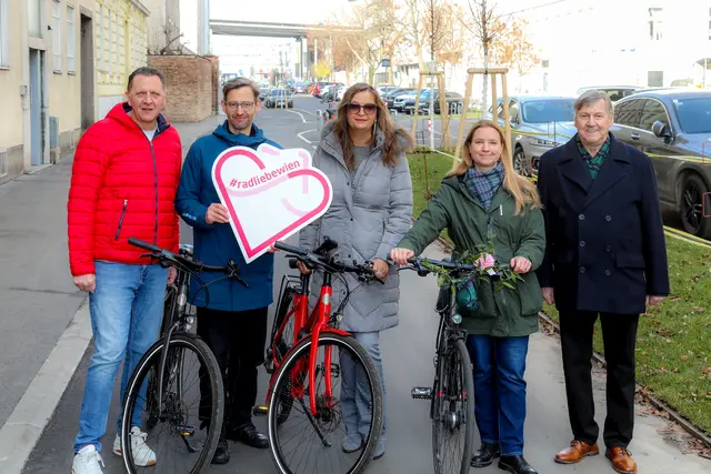 v.l.: Simmerings Bezirksvorsteher Thomas Steinhart (SPÖ), Martin Blum von der Mobilitätsagentur Wien, Mobilitätsstadträtin Ulli Sima (SPÖ) , Neos-Mobilitätssprecherin Angelika Pipal-Leixner und der Landstraßer Bezirksvorsteher Erich Hohenberger (SPÖ) am neuen Radweg.   | Foto: Stadt Wien/Christian Fürthner