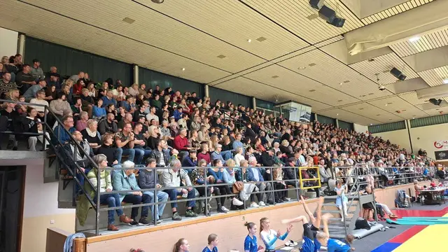 Die Tribüne der Sporthalle Köflach war bis auf den letzten Platz gefüllt. | Foto: Marco Tragut