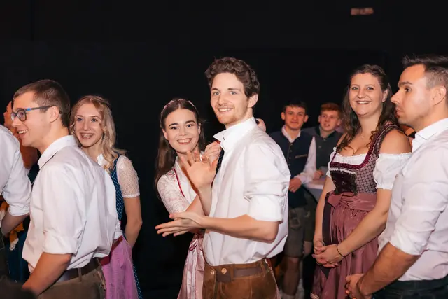 Die Jugend freut sich auf den ersten großen Ball im Jahr. | Foto: Höfler