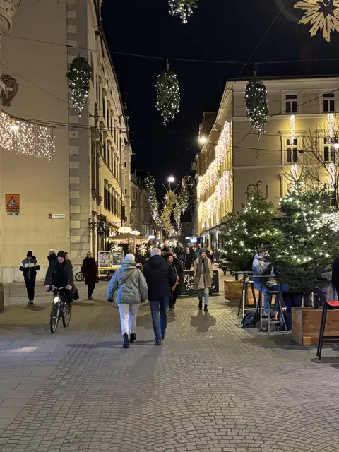 Das Schmiedgassen-Fazit: sehr stimmungsvoll, leider etwas schief.
 | Foto: MeinBezirk/Markus Kropac