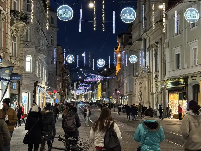 Buntes Treiben: In der Herrengasse treffen viele verschiedene Motive, #%Farben und Formen aufeinander. Nicht immer in voller Harmonie. 
 | Foto: MeinBezirk/Markus Kropac