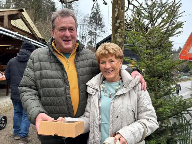 Immer wieder von Kneiding begeistert: Der ehemalige Weyland Schauraumleiter Kurt(i) Wagner mit seiner Anna. | Foto: Franz Gruber