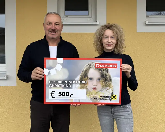 Josef Berger übergibt die Spende in Höhe von 500 Euro an MeinBezirk-Braunau-Redaktionsleiterin Barbara Ebner. | Foto: MeinBezirk/A. Kern