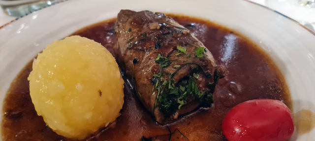 Ganz schön aufwänding. Gefüllte Rinderrouladen. Wer es einfacher haben will, manche Metzger oder Supermärkte bieten gefüllte Rinderrouladen an. Diese müssen nur noch gebraten werden. Der beim Kochen abtropfende Saft lässt sich auffangen und mit etwas Mehl oder Stärke zur Soße eindicken. Und der Knödel lässt sich aus einem vorgefertigten Kartoffelteig drehen. | Foto: sm