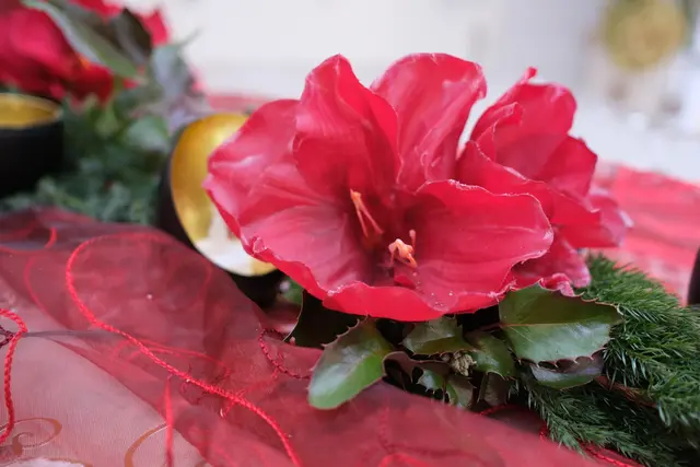 Auch die Blüten stammen aus dem eigenen Garten und werden in Wachs gegossen.  | Foto: Birgit Gehrke