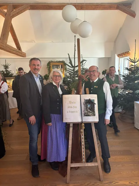 Bundesobmann Klaus Gspann, Obfrau Traudi Glas, Vorstandsmitglied Gerhard Pomberger (v.l.n.r - bei der Ausstellung). | Foto: Kripperlverein Bad Goisern