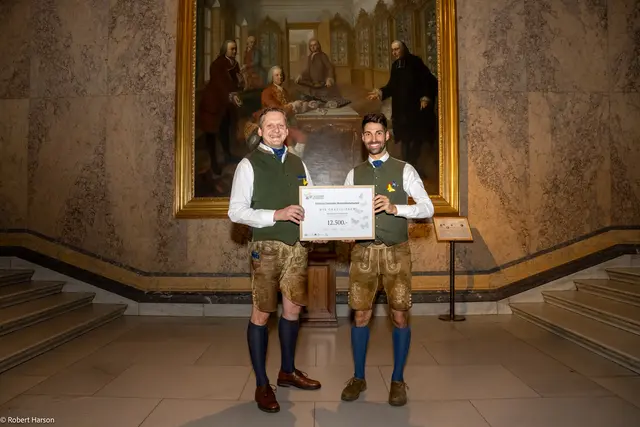 Bernhard Takacs (links) und Christian Toth von der Jägerschaft Heiligenkreuz nahmen den Check von 12.500 Euro von "Billa Blühendes Österreich" im Rahmen einer Zeremonie in Wien entgegen.  | Foto: Robert Harson