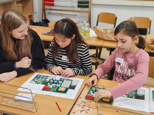 Die Volksschülerinnen und Volksschüler beschäftigten sich mit Schaltkreisen. | Foto: Verena Kainz