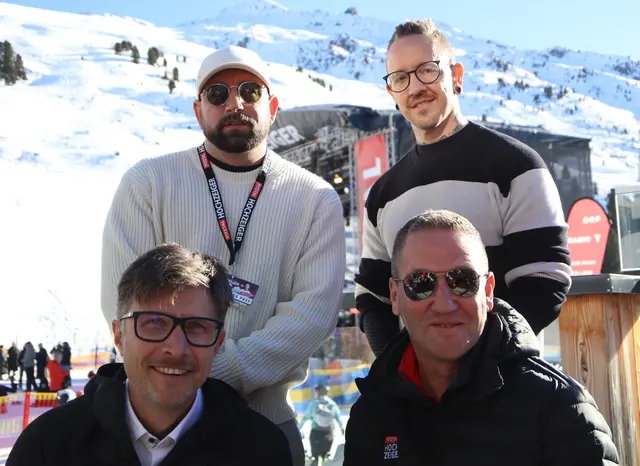 Gut gelaunt vor dem Konzert: "Seiler und Speer" mit dem Vorstand der Hochzeiger Bergbahnen Thomas Fleischhacker und Aufsichtsratsvorsitzender und Schischulleiter Rainer Schultes  | Foto: Tatschl