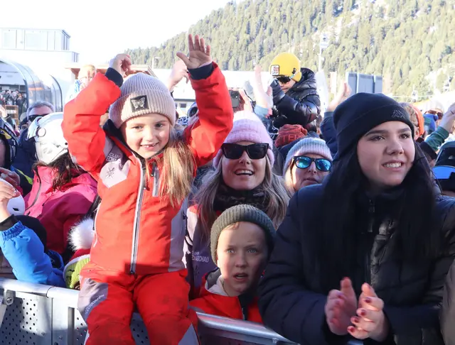 Begeistertes Publikum drängte in die erste Reihe. | Foto: Tatschl