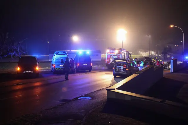 Mitten in Sipbachzell kracht ein schwarzer Kia mit einem schwarzen BMW zusammen - ein Auto landet an der Friedhofsmauer.