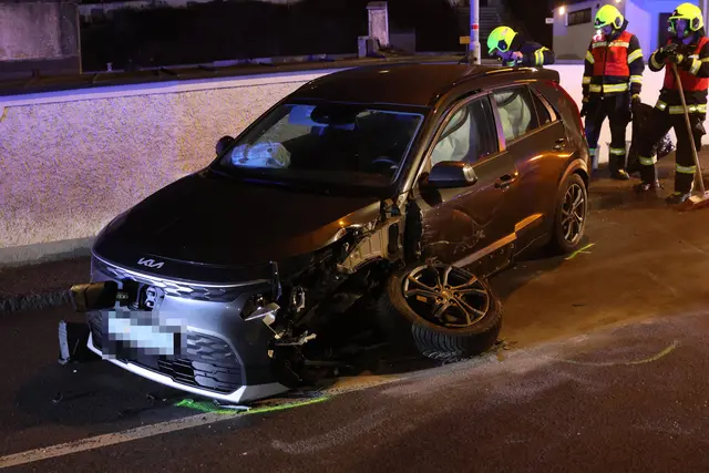 Mitten in Sipbachzell kracht ein schwarzer Kia mit einem schwarzen BMW zusammen - ein Auto landet an der Friedhofsmauer.