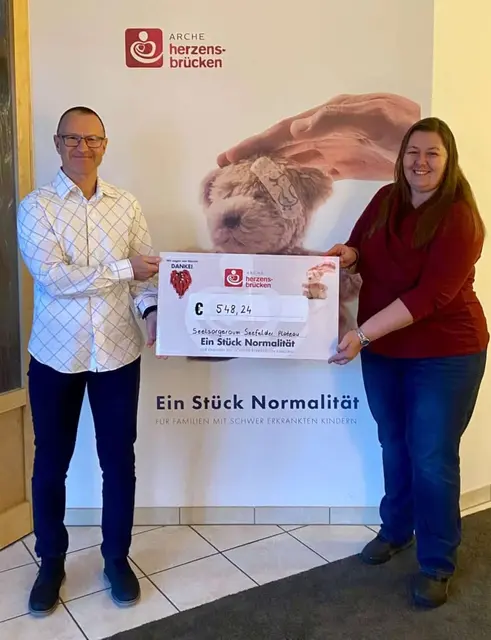 Mag. Horst Szeli, Geschäftsführer der Arche Herzensbrücken mit Linda Krug vom Seelsorgeraum.  | Foto: Seelsorgeraum