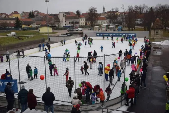 Kurz vor Weihnachten lädt Eggenburg zum großen Vereins-Stockschießen am Eislaufplatz ein. | Foto: Stadtgemeinde Eggenburg