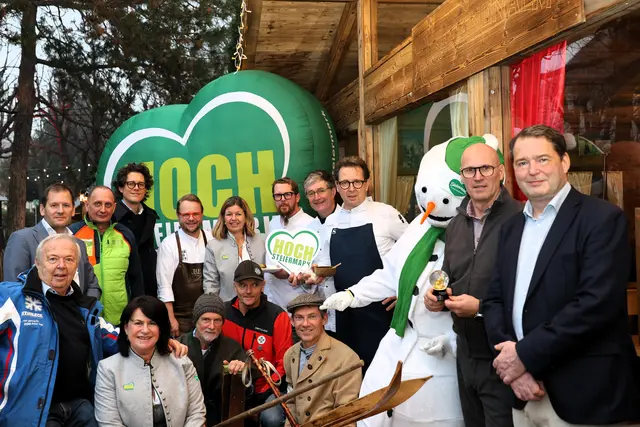Die Hochsteiermark stellt ihre Winterangebote in Wien vor. v.l.n.r. 1. Reihe: Hans Hirschegger, Andrea Stelzer, Karl Fluch, Andreas Steininger, Hannes Nothnagl, Nino Contini, Hannes Martschin; v.l.n.r. 2. Reihe: Hannes-Mario Dejaco, Johann Kleinhofer, Fabrice Girardoni, Andreas Krainer, Ute Gurdet, Maximilian Leodolter, Hans Wöls, Heinz Reitbauer. | Foto:  Daniel Schmid