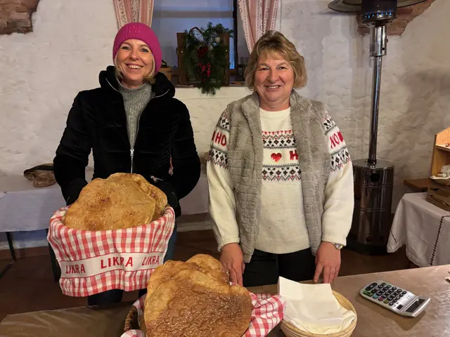 Frisches Bauernbrot und Zelten aus dem Holzbackofen gab es im historischen Gewölbe der Müllermühle. Josefa half ihrer Mutter Maria Wallner beim Verkauf. | Foto: Franz Gruber