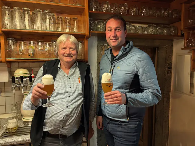  Baumgartner Vertriebsleiter Stefan Wallner (rechts) und Kneiding-Wirt Franz Jodlbauer freuten sich natürlich über die vielen Besucher. | Foto: Franz Gruber