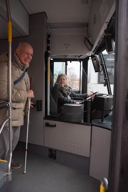 Mit der neuen Linien-Sprachansage „Lisa“ erhalten blinde und sehbehinderte Fahrgäste akustische Informationen. | Foto: Stadt Salzburg/Rocio Escabosa