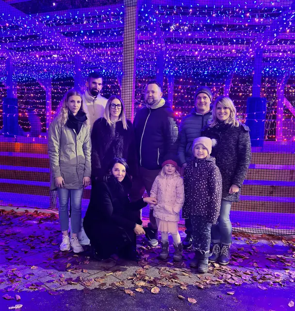 Monika Lechenbauer-Thurner, Obfrau der Kaufmannschaft Reutte (vorne), verkündete die Gewinner der 3. Zwischenverlosung auf der Bühne von Reutte on Ice. Mit dabei: Kyra Morlock, Alexander Ostheimer, Martina Gundolf und Marcel Sacha (v. l.) sowie das Glücksengerl Sophia mit ihrer Familie. | Foto: Kaufmannschaft Reutte