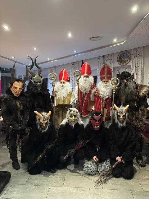 Mit viel Engagement und Herzblut unterwegs: Die Nikoläuse, Kramperl und Begleitpaare der Landjugend Pucking sorgen bei ihrer traditionellen Nikolausaktion Jahr für Jahr für leuchtende Kinderaugen und gelebtes Brauchtum. | Foto: Landjugend Pucking