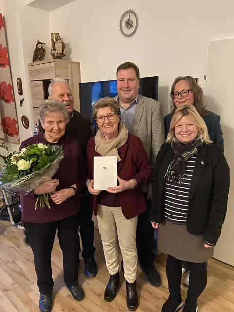 Herta Schröck durfte sich über Blumen zu ihrem 90. Geburtstag freuen. Erika Buchinger und Chiristian Filipp mit seiner Julia gratulierten. | Foto: Stadt Wiener Neustadt/Weller