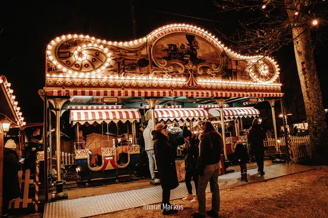Der Braunauer Weihnachtsmarkt verwandelte sich wieder in ein nostalgisches Weihnachtsdorf.  | Foto: Markus Imann