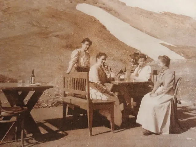 Johann Stüdl neben Katharina Mattle, zwei ihrer Schwestern und eine weitere Mitarbeiterin   | Foto: Monika Hammerl