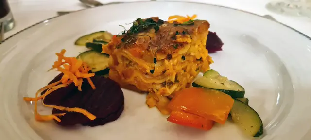 Eine vegetarische Gemüselasagne kann durchaus festlich wirken. Besonders frisch und appetitlich wirkt sie, wenn vor dem Servieren frisch geschnittener Schnittlauch, Petersilie oder Sprossen auf der Käseschicht drapiert werden.  | Foto: sm