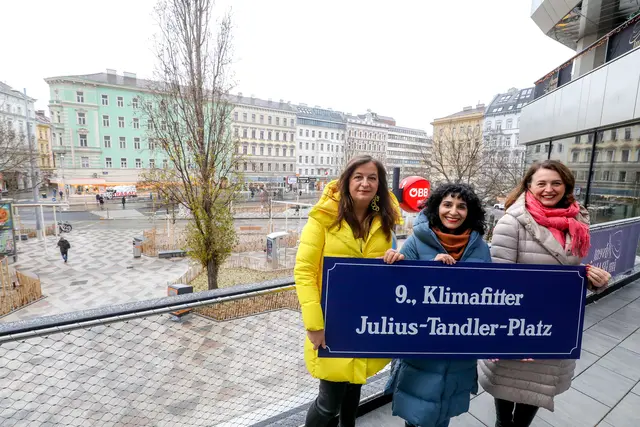 Uli Sima (l.), Saya Ahmad (beide SPÖ) und Selma Arapović (Neos, r.) über dem neuen Platz. | Foto: Stadt Wien/Christian Fürthner
