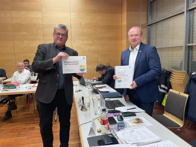 Stadtrat Günter Winterstätter (Die Grünen) überreichte Bürgermeister Johannes Waidbacher (ÖVP) eine Urkunde, die Braunau als Pionierstadt für Klima- und Umweltschutz ausweist. | Foto: Alfred Hermann
