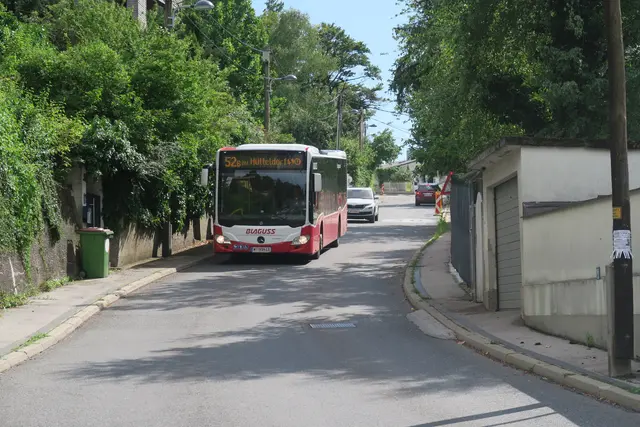 In manche Siedlungen in Penzing gelangt man mit den öffentlichen Verkehrsmitteln schwer bis gar nicht. Die Bezirksvertretung möchte das Öffi-Angebot daher ausbauen. (Archiv) | Foto: Patricia Hillinger/MeinBezirk