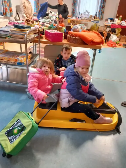 Gefunden und auch gleich ausprobiert: Sichtliche Freude haben diese Kinder mit den entdeckten Geschenken. | Foto: Haring