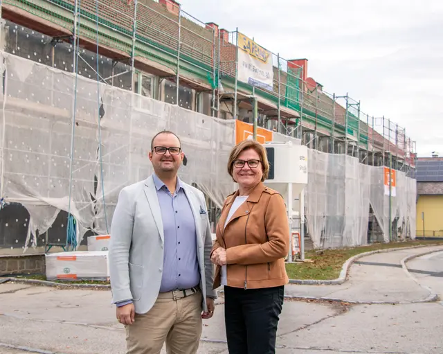Stadtrat Benjamin Zeilinger und Bürgermeisterin Helga Rosenmayer vor den beiden Gemeindewohnhäusern in der Lagerstraße, die derzeit um 1,1 Millionen Euro von der Stadtgemeinde Gmünd saniert werden. | Foto: Stadtgemeinde Gmünd/Harald Winkler