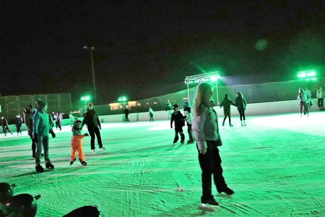 Mit Schlittschuhen am Eis tanzen, das geht bei der Eisdisco in Kalsdorf. | Foto: Edith Ertl