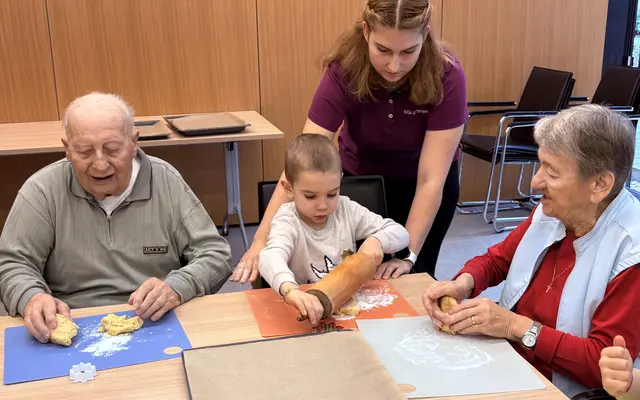 Gemeinsam eine schöne Zeit verbringen: Im Landespflegezentrum Mürzzuschlag haben Kindergartenkinder mit Bewohnerinnen und Bewohnern Kekse gebacken.  | Foto: LPZ Mürzzuschlag