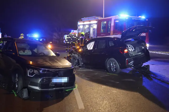 Mitten in Sipbachzell kracht ein schwarzer Kia mit einem schwarzen BMW zusammen - ein Auto landet an der Friedhofsmauer.