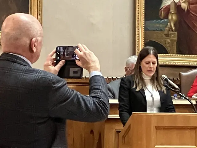 Peter Koczan, (Wir Badener) fotografiert Petra Haslinger (ÖVP) bei ihrer Rede zu Beginn der Initiativantrags-Debatte | Foto: Gabriela Stockmann