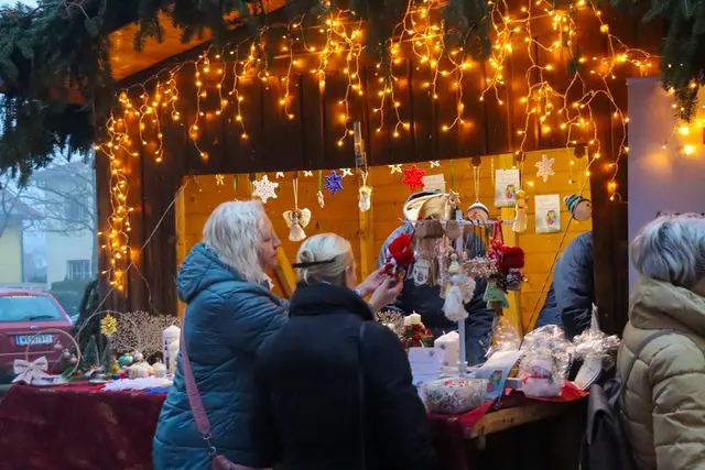Keine Geschenkidee für deine Lieblingsmenschen? Keine Sorge: Das Christbaumdorf Bad Sauerbrunn hat die Lösung! Am Samstag und Sonntag, erwarten dich nicht nur tolle Stimmung und festliche Atmosphäre, sondern auch die perfekte Gelegenheit für ein besonderes Geschenk.
 | Foto: Alejandra Ortiz