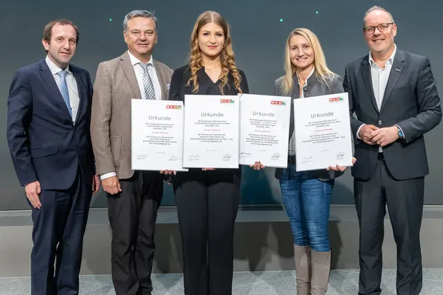 Friedrich Freund, Vorsitzender der Prüfungskommissionen, Spartenobmann Wolfgang Schneckenreither, Dreifach-Konzessionärin Pamela Gorinjac, Gerda Ranetbauer, neue Funktionärin im Güterbeförderungsgewerbe und WKOÖ-Direktor-Stv. Friedrich Dallamaßl. | Foto: Cityfoto