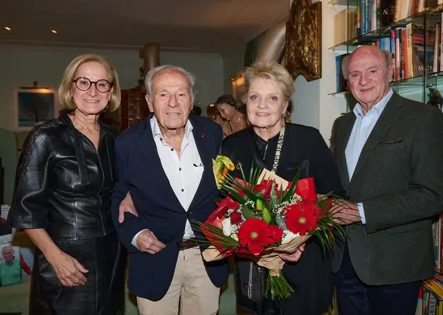 Landeshauptfrau Johanna Mikl-Leitner, Jubilar Wili Stift mit Gattin Christiane und Landeshauptmann a. D. Erwin Pröll (v. l. n. r.). | Foto: NLK Pfeiffer