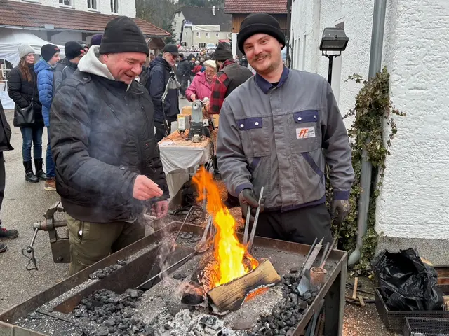 Zwei Handwerker im „wahrsten Sinn des Wortes“: Am offenen Feuer spielt sich der gebürtige Brunnenthaler Paul Dirnberger, besser bekannt als „Schmied Pauli“ und „Kneiding-Monster“ Künstler Helmut Scheiber assistiert. | Foto: Franz Gruber