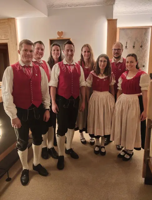 "alterVorstand": Christopher Puntigam, Peter Puntigam, Christiane Logar, Andreas Leitner, Stefanie Roßmann, Karin Pirker, Daniel Jost, Tamara Goldberger | Foto: Volkstanzgruppe Hermagor