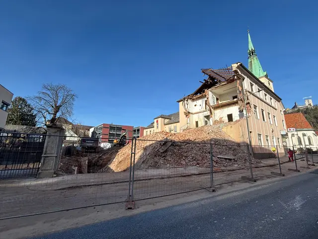 Das alte Hauptgebäude der Sparkasse Voitsberg-Köflach, das seit 1868 steht, wird sukzessive abgerissen. | Foto: MeinBezirk/Harald Almer