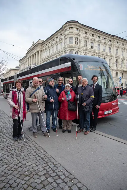 Mit der neuen Linien-Sprachansage „Lisa“ erhalten blinde und sehbehinderte Fahrgäste akustische Informationen. | Foto: Stadt Salzburg/Rocio Escabosa