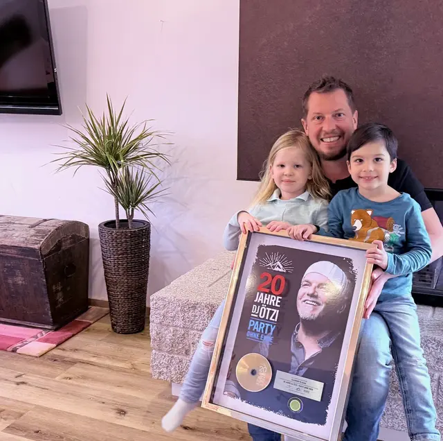 Claudius Vlasak freut sich gemeinsam mit seinen Kindern über die Auszeichnung. | Foto: privat