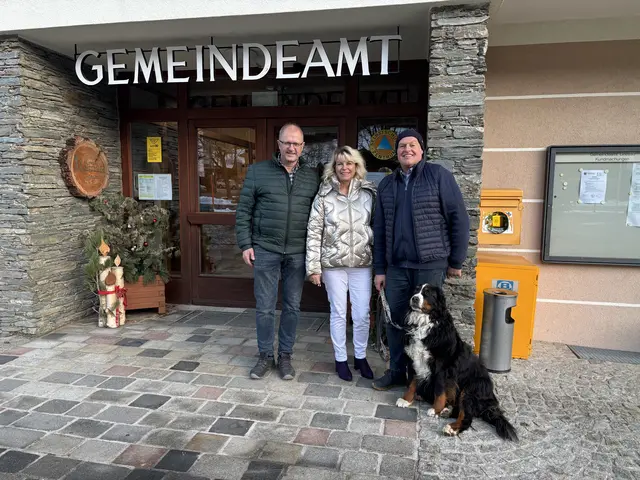 Bürgermeister Erich Stampfer mit Amtsleiterin Brigitte Böhme und Bio-Eierproduzent Dieter Obereder vor dem Gnesauer Gemeindeamt. | Foto: MeinBezirk/Isabella Friessnegg